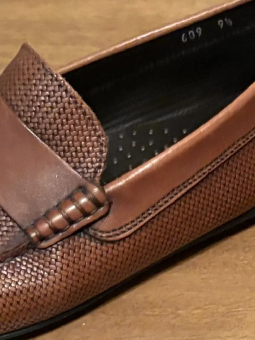 NWOT Men's To Boot Magnus Burnished Tan Embossed Driving Loafer. Size 9.5